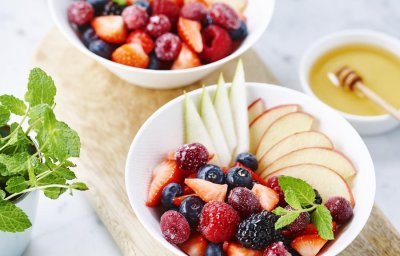 Fruitsalade met gesuikerde veenbessen en fruit van bij ons