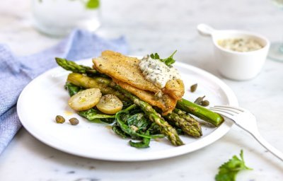 Gebakken pladijs met warme tartaarsaus, spinazie, asperges en krieltjes