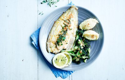 Gebakken tongschar met broccoli en amandel-knoflook schilfers
