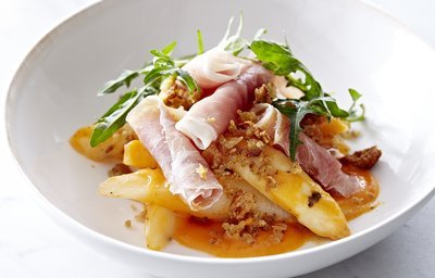 Ham met gegrilde asperges en vinaigrette van tomaten 