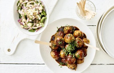 Geglaceerde balletjes met Thaise komkommersalade 