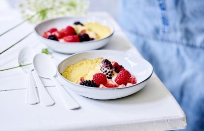 Gegratineerde sabayon met aardbeien, frambozen en bessen