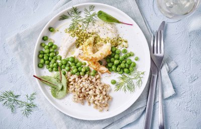 Gegrilde langoustines met platte kaas, spelt en erwtjes