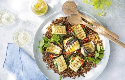 Gegrilde pakketjes van aubergine en courgette met Belgische Brie, linzen en pittige dressing van munt