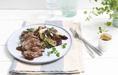 Gegrilde steak met een warme salade van rode bieten en witloof