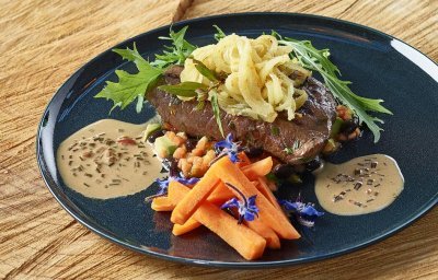 Gegrilde steak met papaya, avocado en kokosmelk