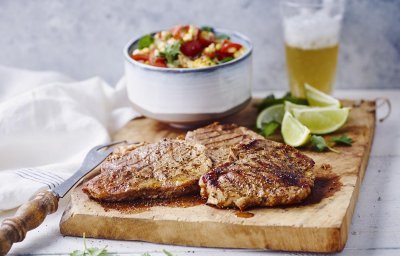 Gegrilde varkensschouder met tomatensalsa en maïs