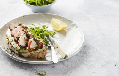 Toast van zuurdesembrood met zeeduivel op de barbecue