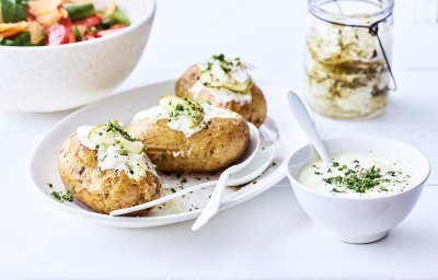 Gepofte aardappel met pittige dressing en gepekelde groenten