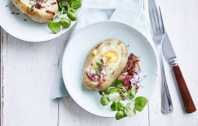 Gevulde aardappel in de schil met ei, kaas en spekjes