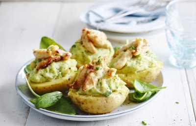 Gevulde aardappel met broccoli en kipblokjes