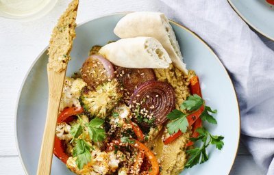 Groentehummus met geroosterde groenten en gegrilde pitabroodjes