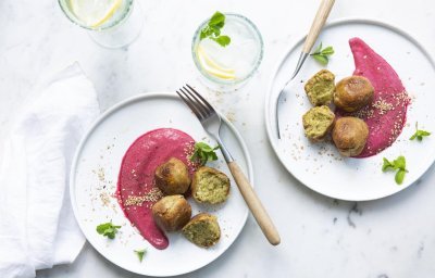 Groenteballetjes van bloemkool met rodebietencrème