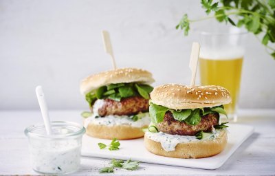 Hamburger met lamsgehakt en yoghurtsaus