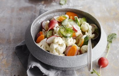 Salade met bloemkool, komkommer, wortelen en radijsjes