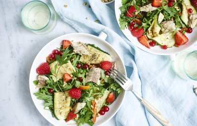 Kruidensalade met rode vruchten en makreel