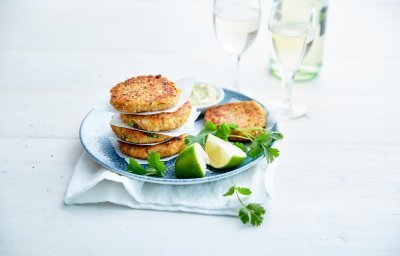 Kruidige koekjes van steenbolk met limoenmayonaise