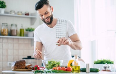 man kookt in de keuken