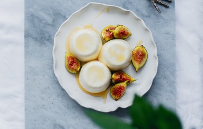 Panna cotta van honing met vijgen