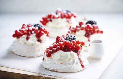 Meringues met rood fruit