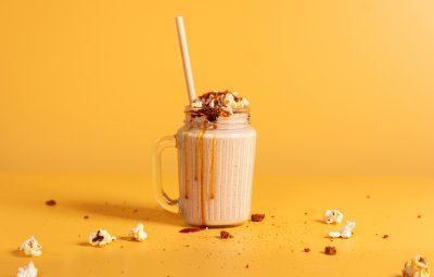 Milkshake met fruit, speculaas en karamel