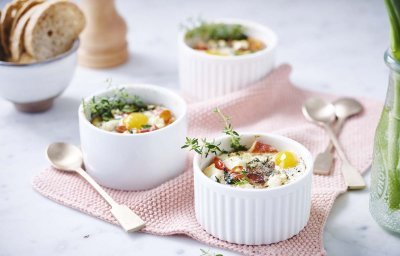 Oeuf en cocotte met gedroogde ham, spinazie en kerstomaatjes