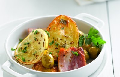Ovenschotel met aardappel, aardpeer, olijven en salie