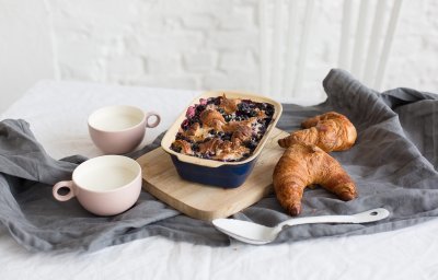 Ovenschotel met croissants en blauwe bessen