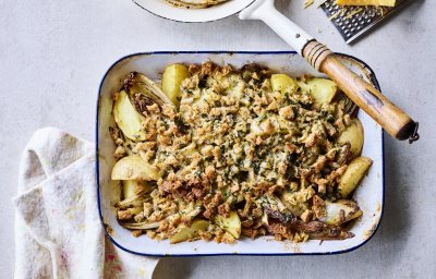 Ovenschotel van witloof en aardappelen met crumble en oude Belgische kaas