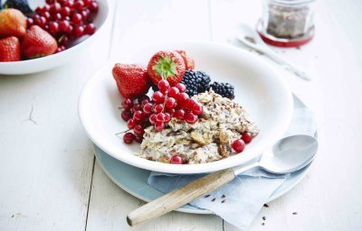 Overnight oats met braambessen, rode bessen en aardbeien