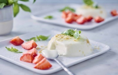 Panna cotta van yoghurt met aardbeien