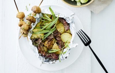 Papillot van aardappelen met aardpeer en biefstuk op de barbecue