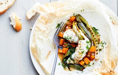 Papillote de plie, jeunes oignons grillés et potiron