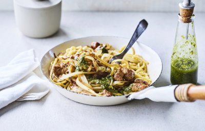 Pasta met worstjesvlees, gebakken witloof en peterseliepesto