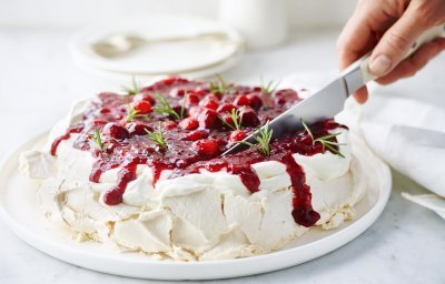 Pavlova met veenbessen en rozemarijn 