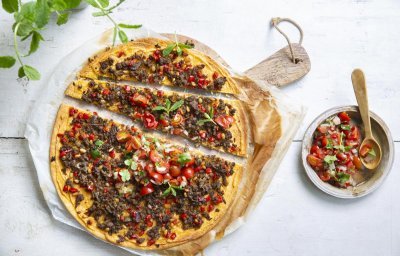 Pizza met kruidig gehakt, hummus en tomatensalsa