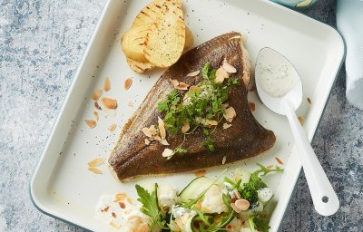 Pladijs met gegrilde bintjes, broccoli, bloemkool en komkommersalade