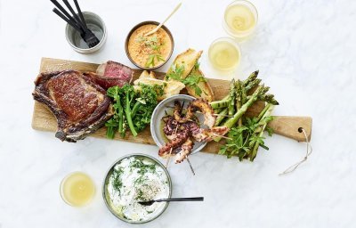 Plankje met plakjes biefstuk, spiesje van gegrilde octopus en broccolini