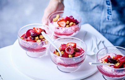Plattekaas met pruimen, aardbeien en peperkoek
