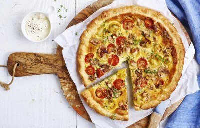 Quiche met courgette, kerstomaatjes en zure room