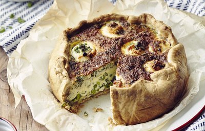 Quiche avec plie, herbes et petits pois