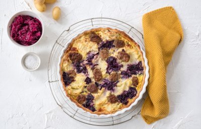 Quiche met rode kool, aardappel en worst