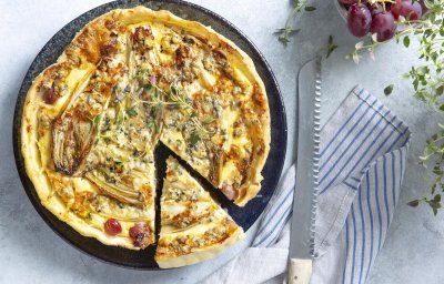 Quiche met witloof, blauwe kaas en druiven