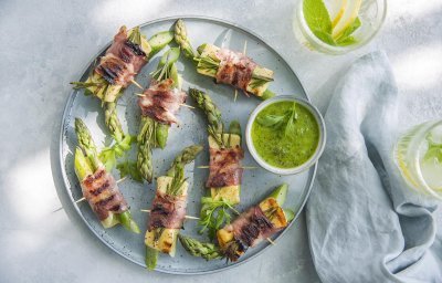 Rolletje van asperge en spek met Berloumi en peterseliepesto