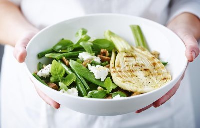 Salade met geroosterde venkel, bonen, peulen en geitenkaas