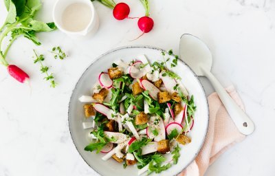 Salade met koolrabi, radijs en ansjovisdressing