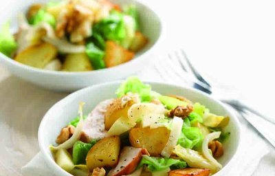 Salade van aardappeltjes in de schil met witloof, savooi, appel en kip