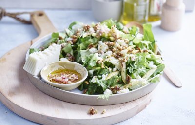 Salade van andijvie, appel en geitenkaas