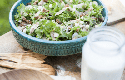 Salade van krulandijvie met West-Vlaamse gerookte sprot, Hoeveschapenkaas uit de Vlaamse Ardennen en een stroop-mosterd sausje