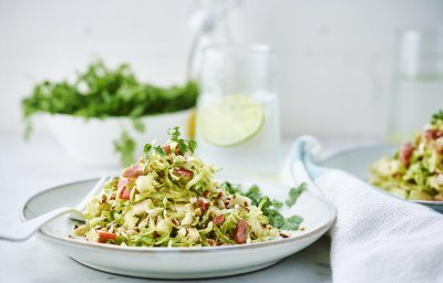 Salade van spruitjes, appel en hazelnoten